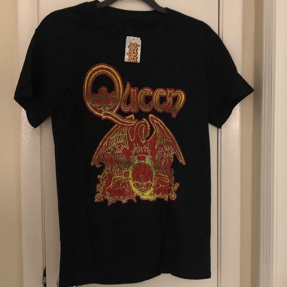 NEW Queen tee